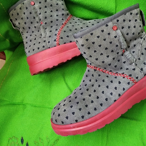 🌷UGG Short Women's Gray/Red Heart Boots Size 8 - Picture 14 of 15